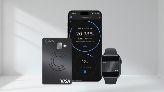 Svart CarPaykort, appen CarPay i klocka och mobil. Vit bakgrund med skugga. Foto.