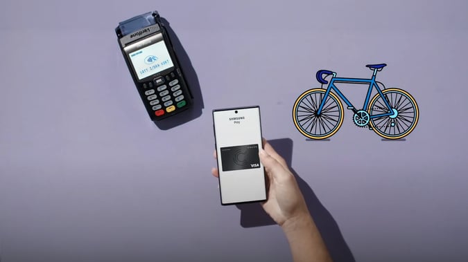 CarPaykortet i Samsung Pay och en betalterminal. Bild.